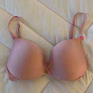 Beautiful, feminine plunge push-up bra from Victoria’s Secret. Luxuriously soft.